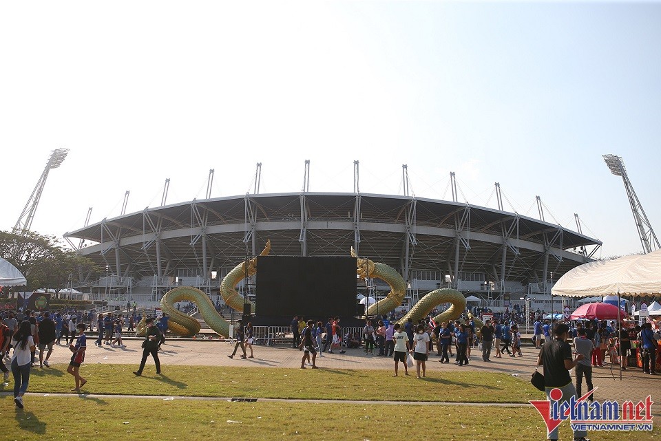 Trước trận chung kết khoảng 4-5 tiếng đồng hồ, hàng nghìn CĐV của Thái Lan, Việt Nam đã đổ về sân Thammasat.