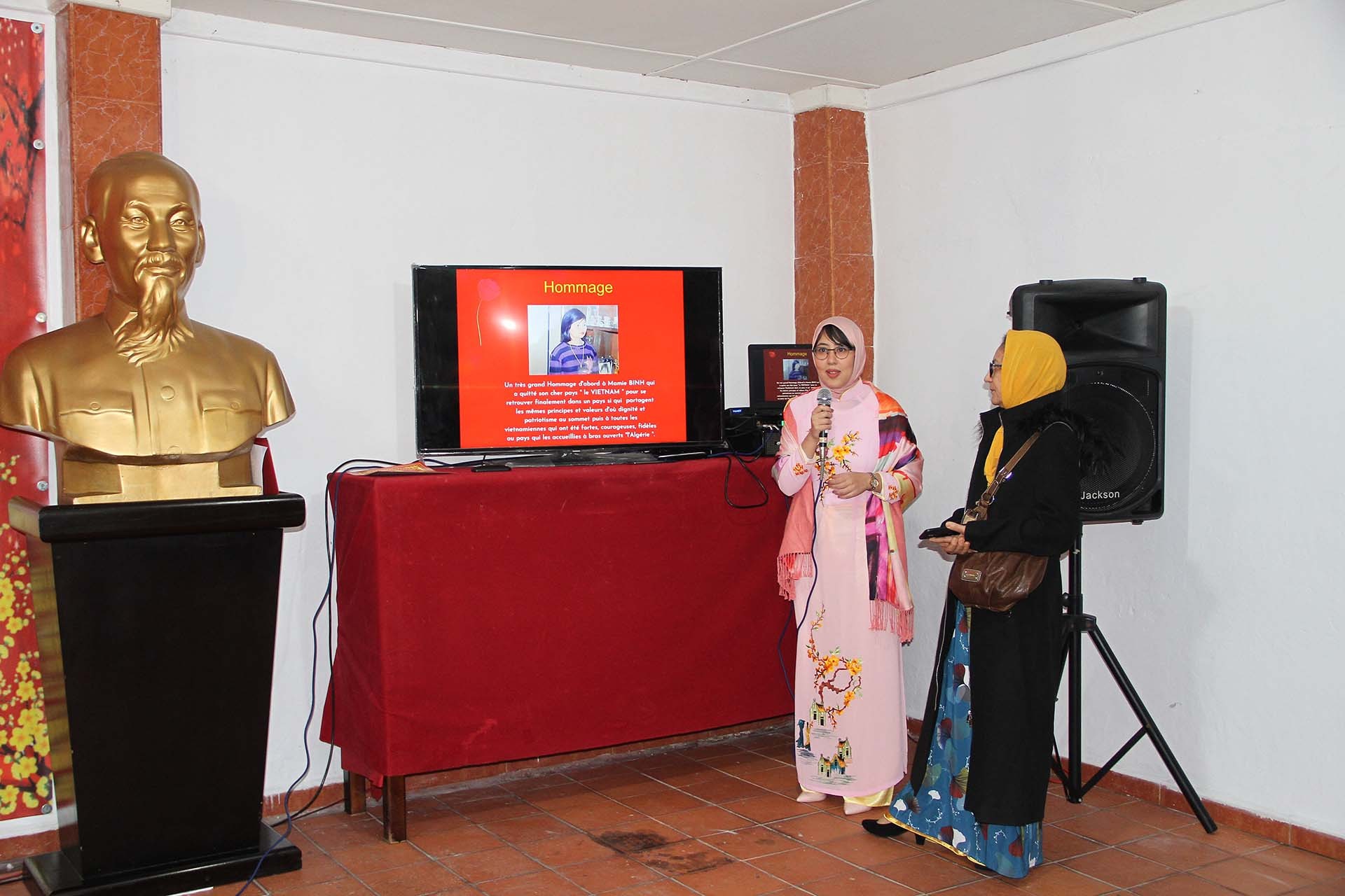 Chị Bechlaghem Sabrina giới thiệu hình ảnh trong chuyến đi cùng gia đình về thăm Việt Nam vào tháng 11/2022. Chị Bechlaghem Sabrina giới thiệu hình ảnh trong chuyến đi cùng gia đình về thăm Việt Nam vào tháng 11/2022.