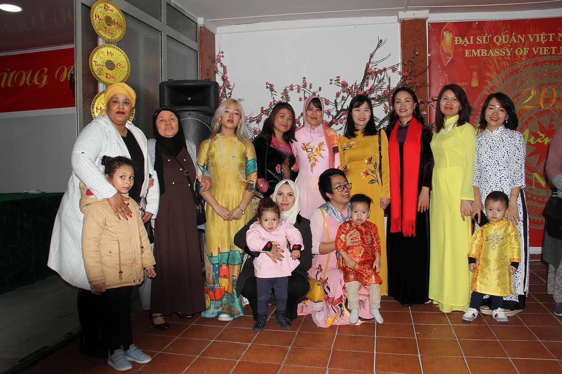 Bà con người Algeria gốc Việt chụp ảnh lưu niệm lại sự kiện. Bà con người Algeria gốc Việt chụp ảnh lưu niệm lại sự kiện.