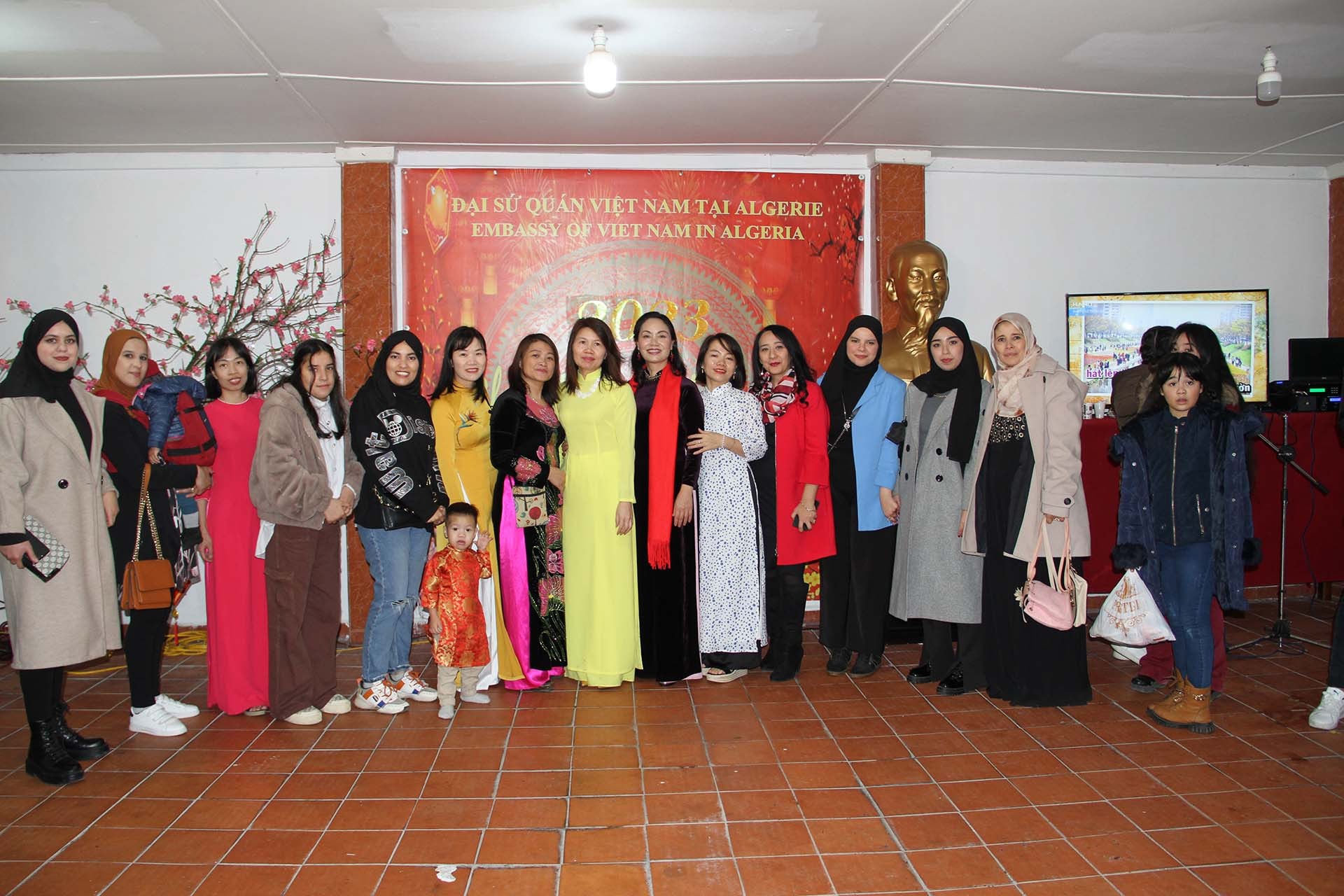 Bà con người Algeria gốc Việt chụp ảnh lưu niệm lại sự kiện. Bà con người Algeria gốc Việt chụp ảnh lưu niệm lại sự kiện.