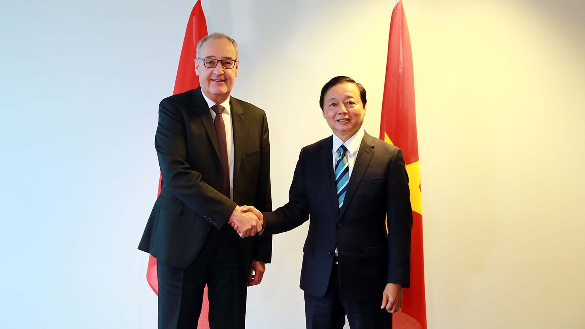 pho thu tuong tran hong ha hoi dam voi bo truong kinh te giao duc va nghien cuu thuy sy