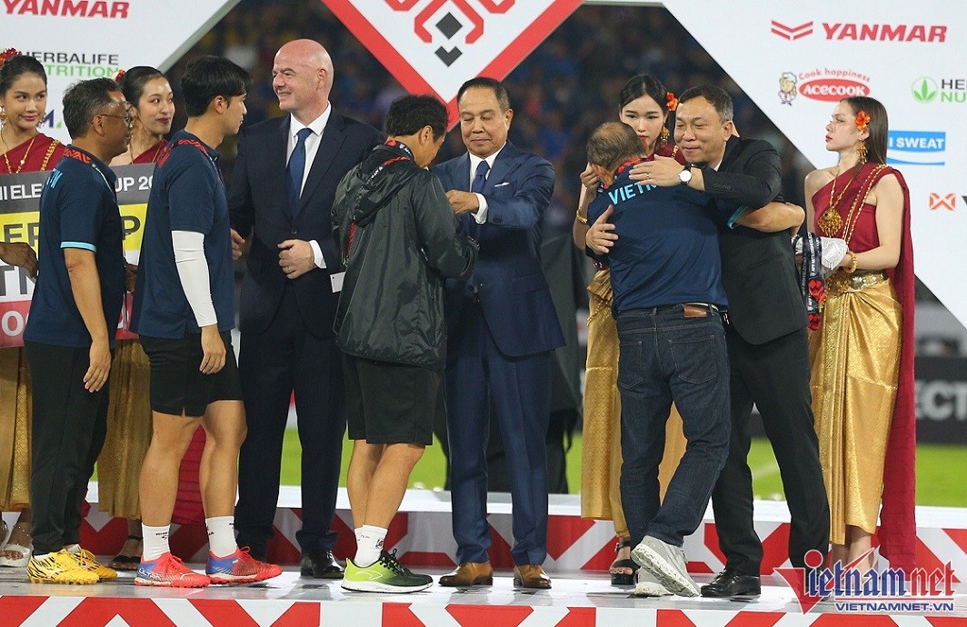 Hình ảnh đội tuyển Việt Nam nhận huy chương bạc AFF Cup 2022 và HLV Park Hang Seo vẫy tay chào
