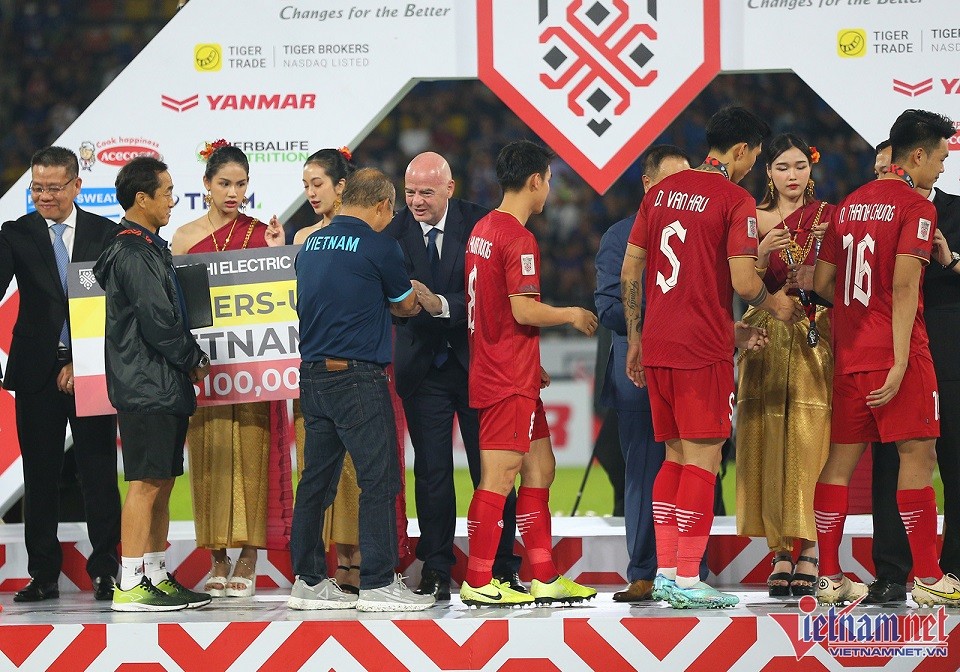 Hình ảnh đội tuyển Việt Nam nhận huy chương bạc AFF Cup 2022 và HLV Park Hang Seo vẫy tay chào
