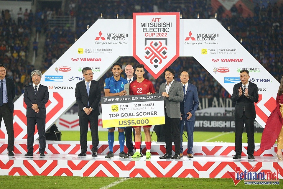 Hình ảnh đội tuyển Việt Nam nhận huy chương bạc AFF Cup 2022 và HLV Park Hang Seo vẫy tay chào