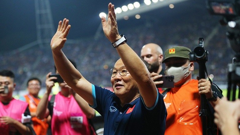 hinh anh doi tuyen viet nam nhan huy chuong bac aff cup 2022 va hlv park hang seo vay tay chao