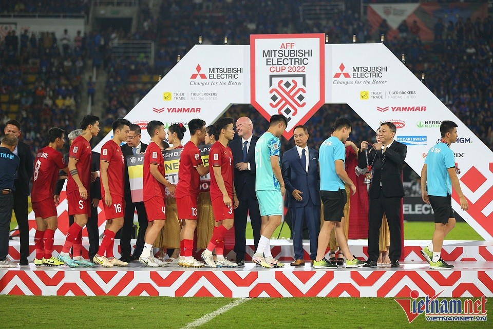 Hình ảnh đội tuyển Việt Nam nhận huy chương bạc AFF Cup 2022 và HLV Park Hang Seo vẫy tay chào