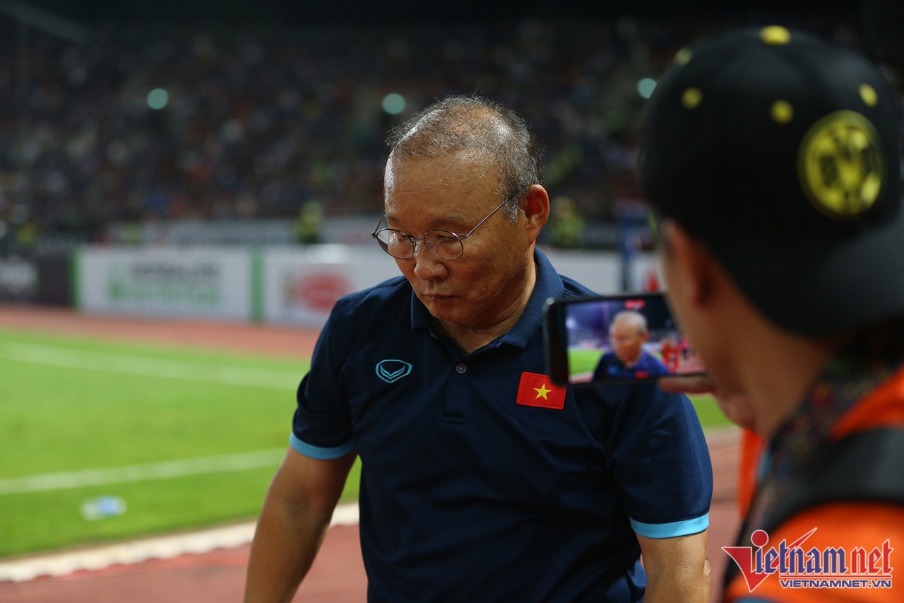 Hình ảnh đội tuyển Việt Nam nhận huy chương bạc AFF Cup 2022 và HLV Park Hang Seo vẫy tay chào