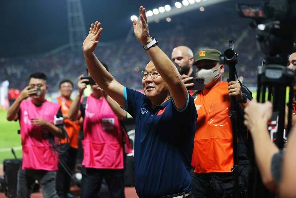 Hình ảnh đội tuyển Việt Nam nhận huy chương bạc AFF Cup 2022 và HLV Park Hang Seo vẫy tay chào