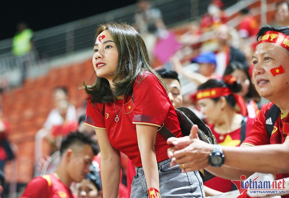 Hình ảnh đội tuyển Việt Nam nhận huy chương bạc AFF Cup 2022 và HLV Park Hang Seo vẫy tay chào