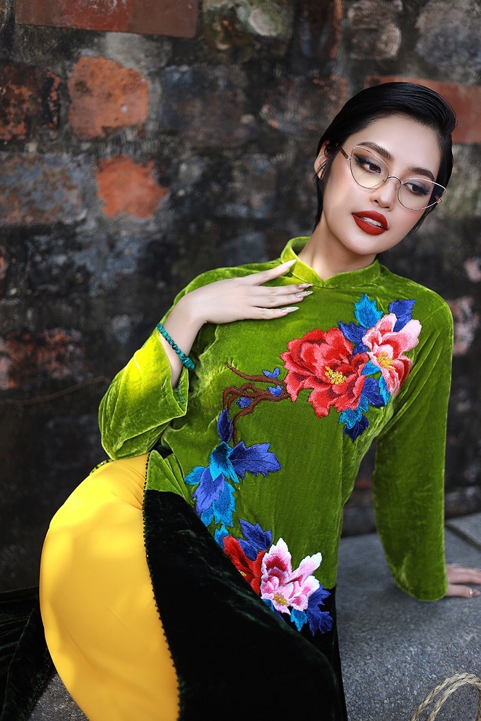 Trong bộ ảnh chào năm mới Quý Mão, Nông Thúy Hằng khoe sắc với áo dài dáng suông chất liệu nhung, kiểu dáng hiện đại của nhà thiết kế Cao Minh Tiến.