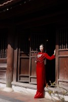 Hoa hậu Nông Thúy Hằng đẹp hiện đại và sắc sảo với áo dài nhung cách điệu ngày Tết