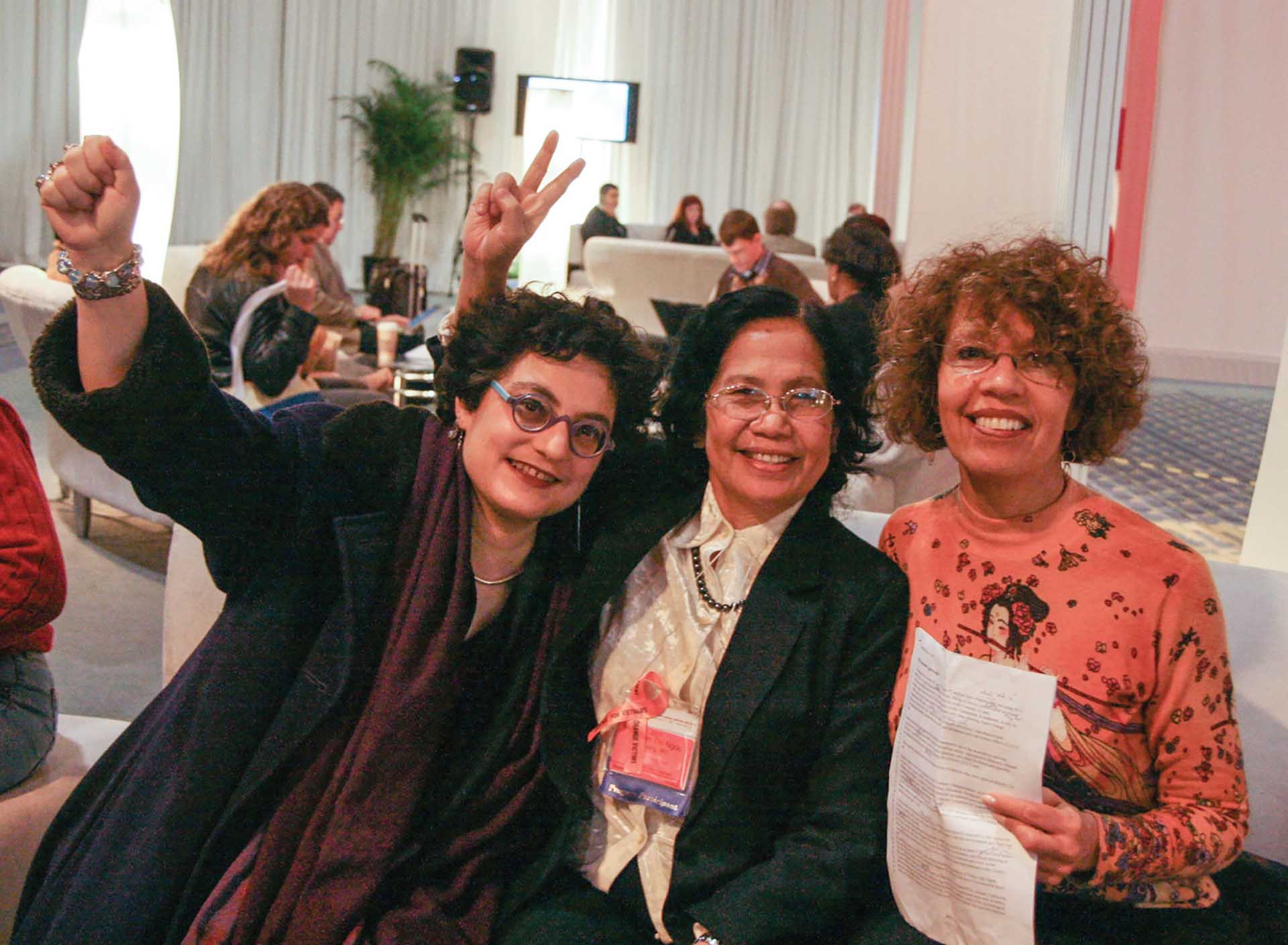 Bà Merle Ratner cùng TS. Nguyễn Thị Ngọc Phượng và nhà hoạt động Susan Schnall tiếp nhận bản Nghị quyết của Hiệp hội sức khỏe cộng đồng Hoa Kỳ, yêu cầu chính quyền Hoa Kỳ và các công ty hóa chất nước này có trách nhiệm bồi thường cho các nạn nhân chất độc da cam của Việt Nam. Bà Merle Ratner cùng TS. Nguyễn Thị Ngọc Phượng và nhà hoạt động Susan Schnall tiếp nhận bản Nghị quyết của Hiệp hội sức khỏe cộng đồng Hoa Kỳ, yêu cầu chính quyền Hoa Kỳ và các công ty hóa chất nước này có trách nhiệm bồi thường cho các nạn nhân chất độc