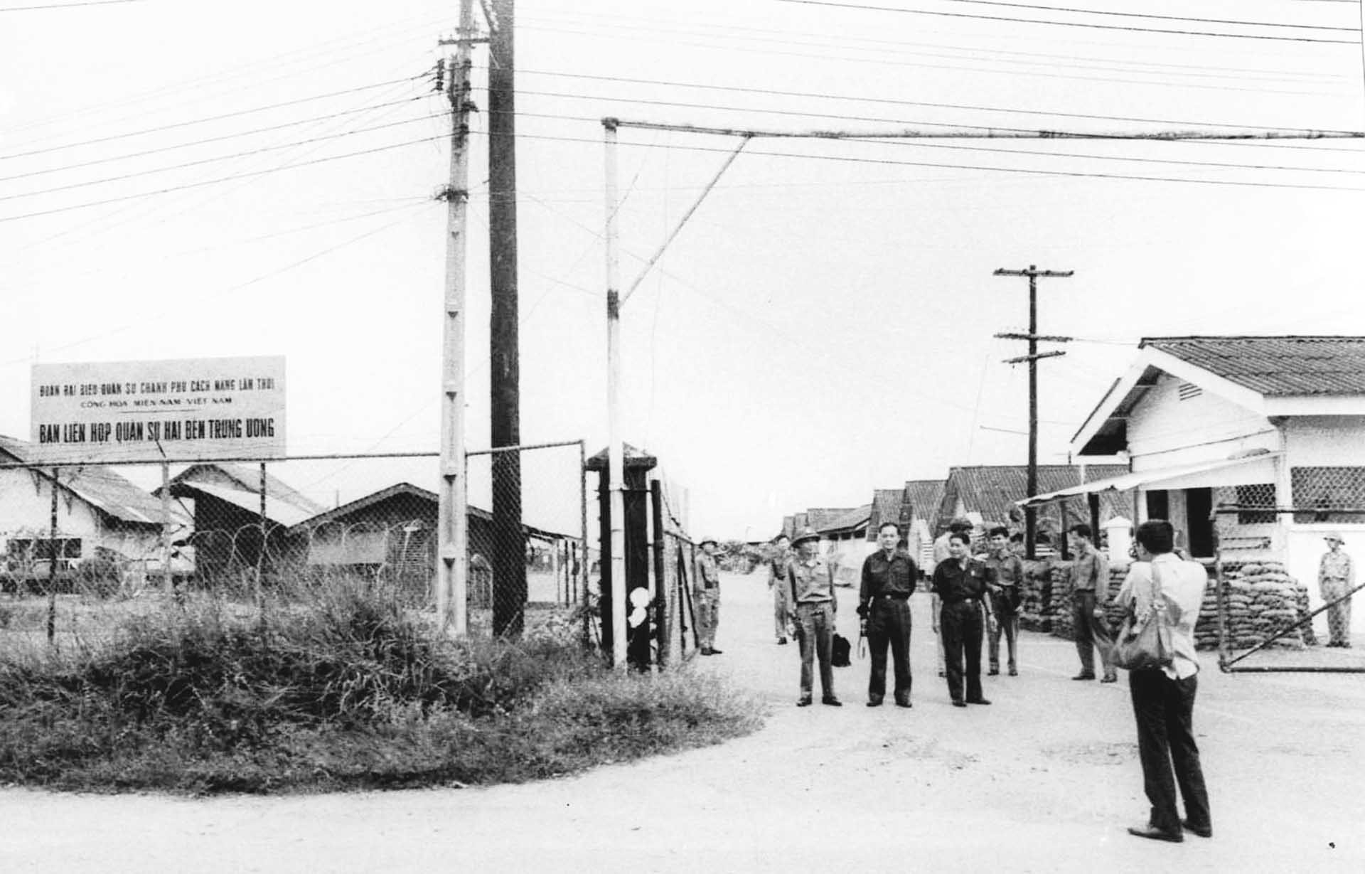 Các cán bộ, chiến sĩ của ta đứng trước cổng Trại Davis, tháng 11/1973. Các cán bộ, chiến sĩ của ta đứng trước cổng Trại Davis, tháng 11/1973.