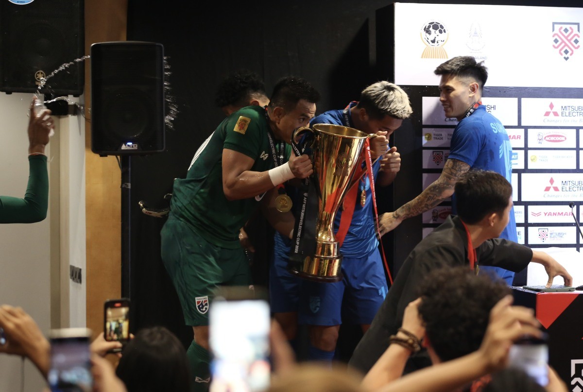 Cầu thủ Thái Lan đột nhập phòng họp báo mang theo Cup vô địch AFF Cup 2022 để chúc mừng chiến thắng trước Việt Nam.