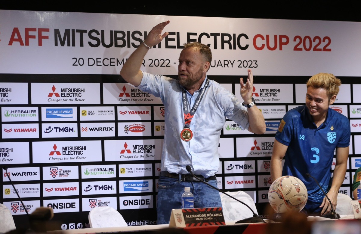 Tình huống các cầu thủ đội tuyển Thái Lan mừng chức vô địch AFF Cup 2022 tại buổi họp báo