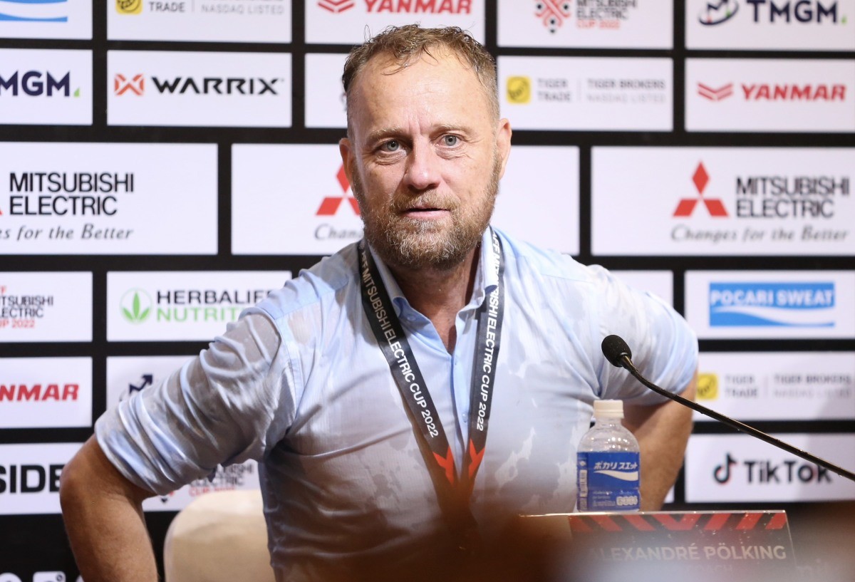 Tình huống các cầu thủ đội tuyển Thái Lan mừng chức vô địch AFF Cup 2022 tại buổi họp báo