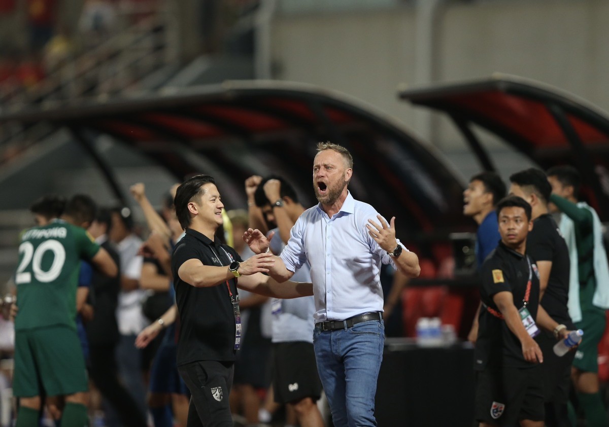 Tình huống các cầu thủ đội tuyển Thái Lan mừng chức vô địch AFF Cup 2022 tại buổi họp báo