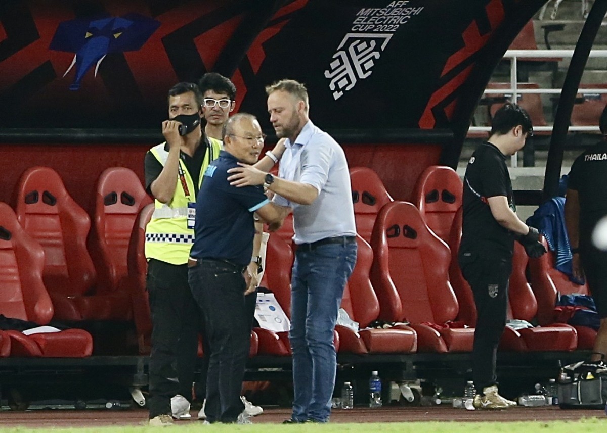 Tình huống các cầu thủ đội tuyển Thái Lan mừng chức vô địch AFF Cup 2022 tại buổi họp báo