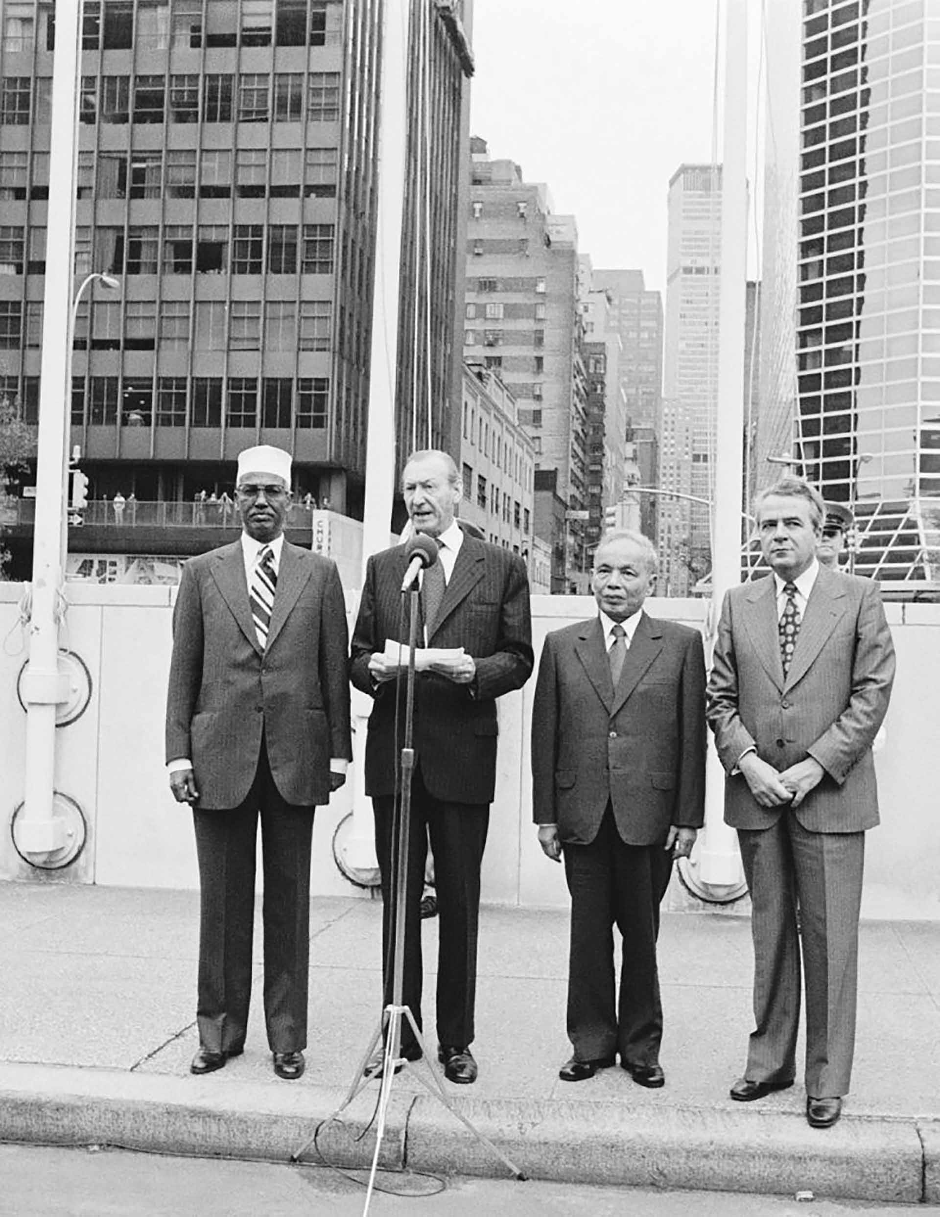 Ngày 20/09/1977, Việt Nam trở thành thành viên chính thức của Liên hợp quốc. Phó Thủ tướng, Bộ trưởng Ngoại giao Nguyễn Duy Trinh (thứ hai từ phải) dự Lễ kéo cờ Việt Nam tại trụ sở Liên hợp quốc.