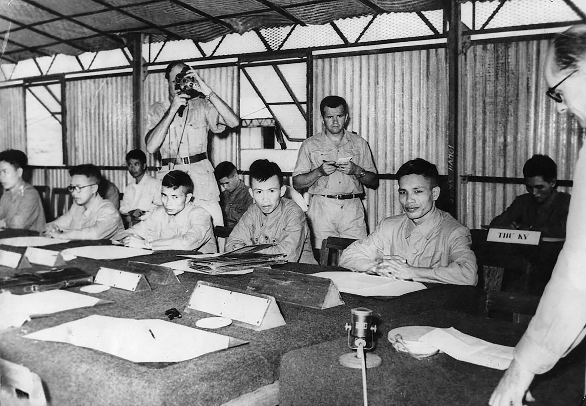 Ông Lưu Văn Lợi (đeo kính) tại Hội nghị Trung Giã năm 1954.