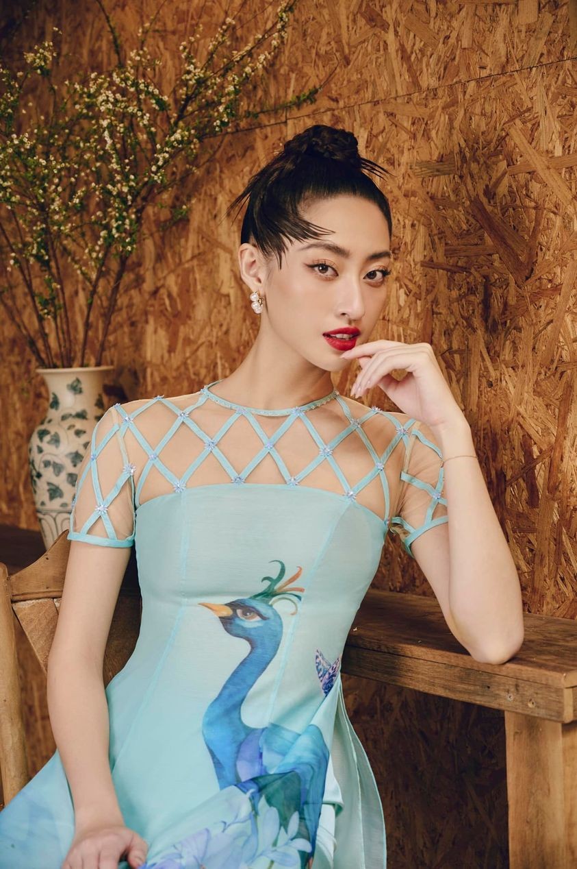 Lương Thùy Linh nổi bật, rạng rỡ ngày đầu năm