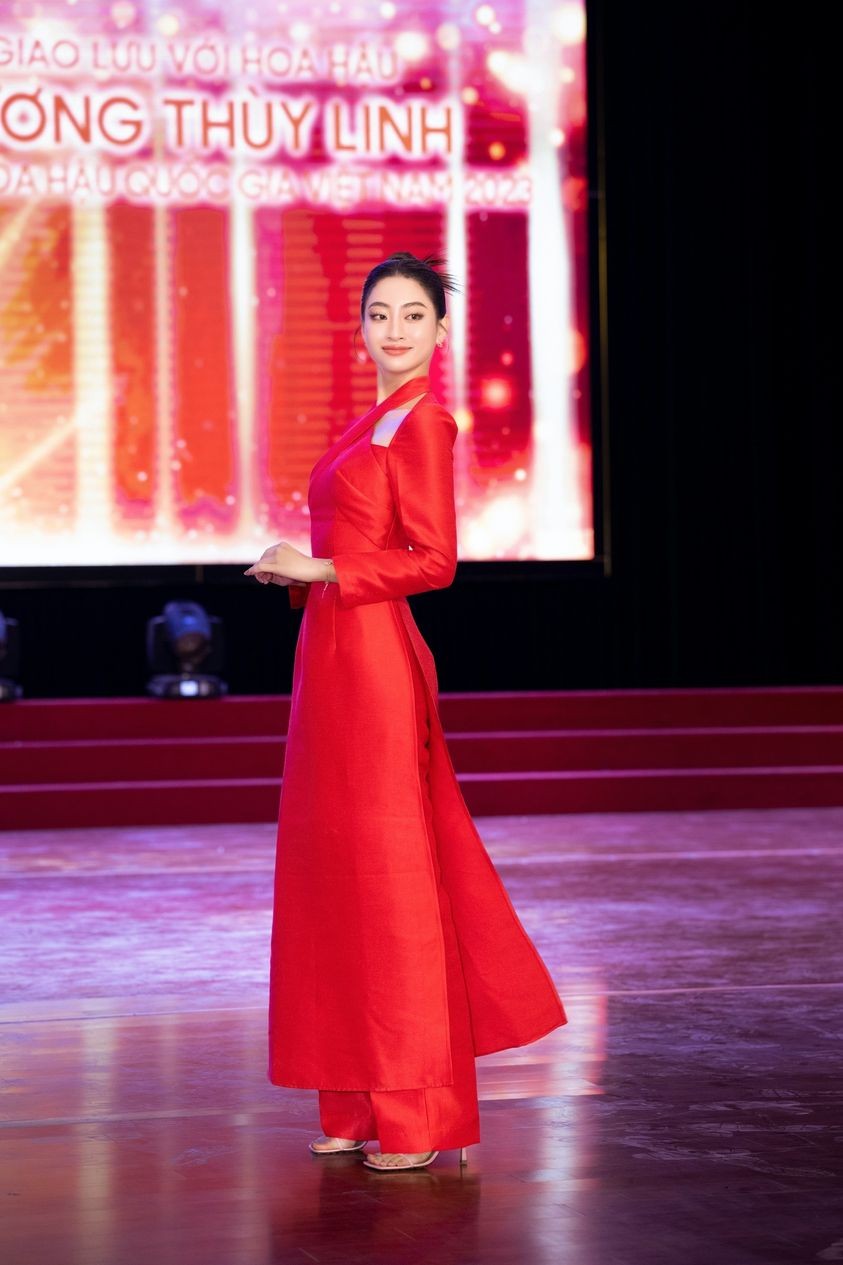 Lương Thùy Linh nổi bật, rạng rỡ ngày đầu năm