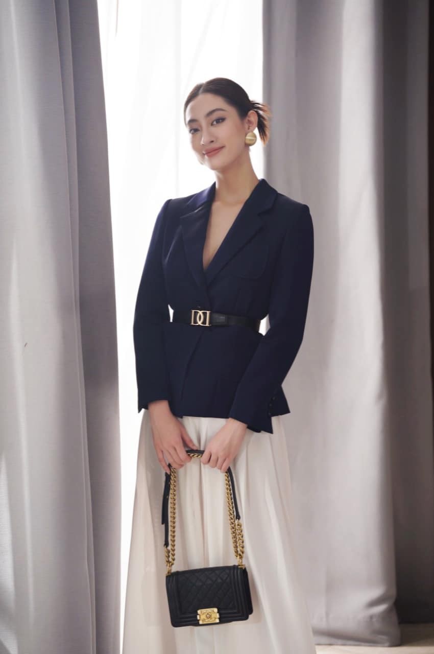 Lương Thùy Linh nổi bật, rạng rỡ ngày đầu năm