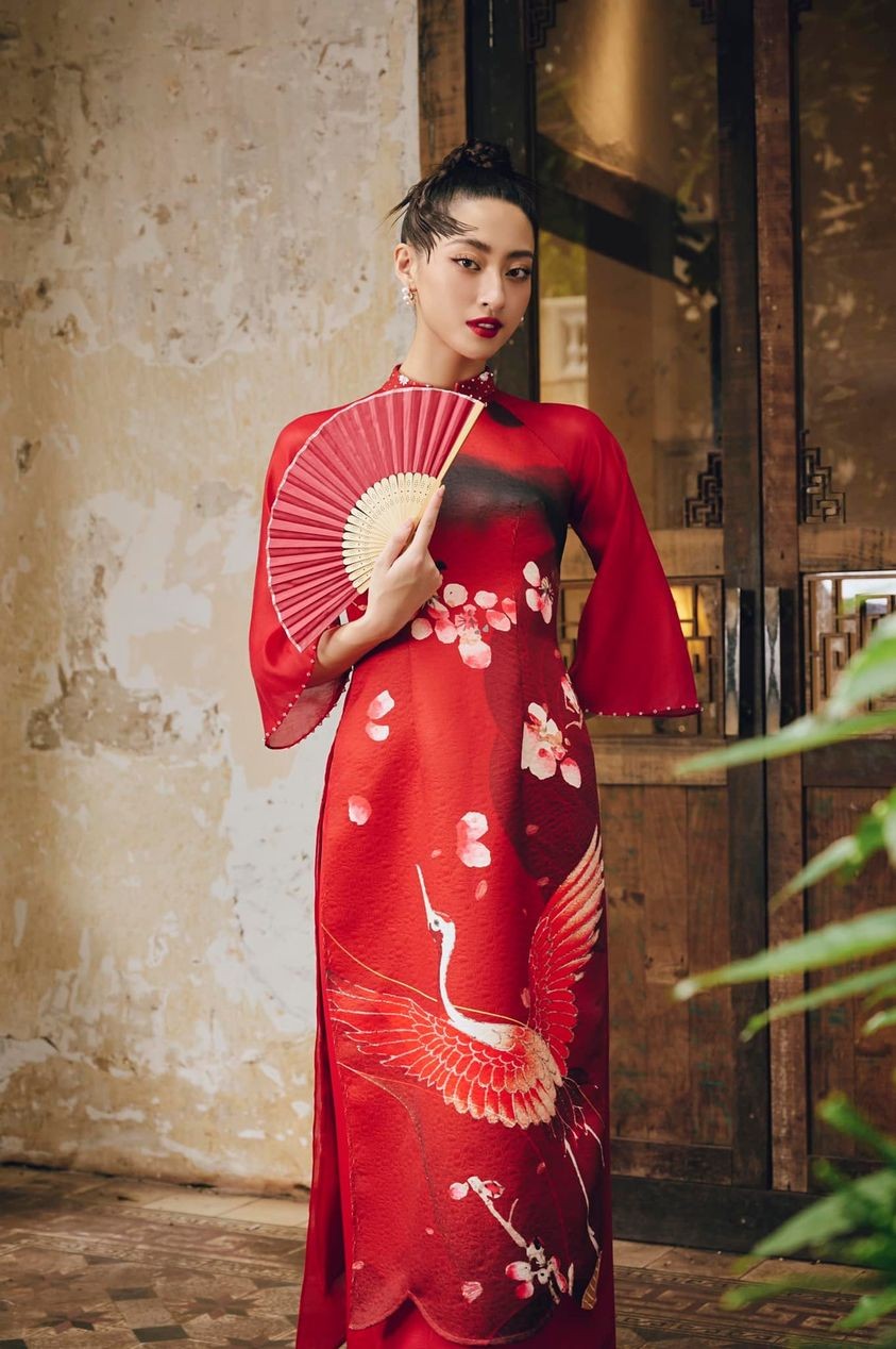 Lương Thùy Linh nổi bật, rạng rỡ ngày đầu năm