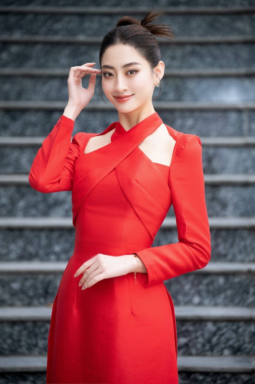 Lương Thùy Linh nổi bật với sắc vàng