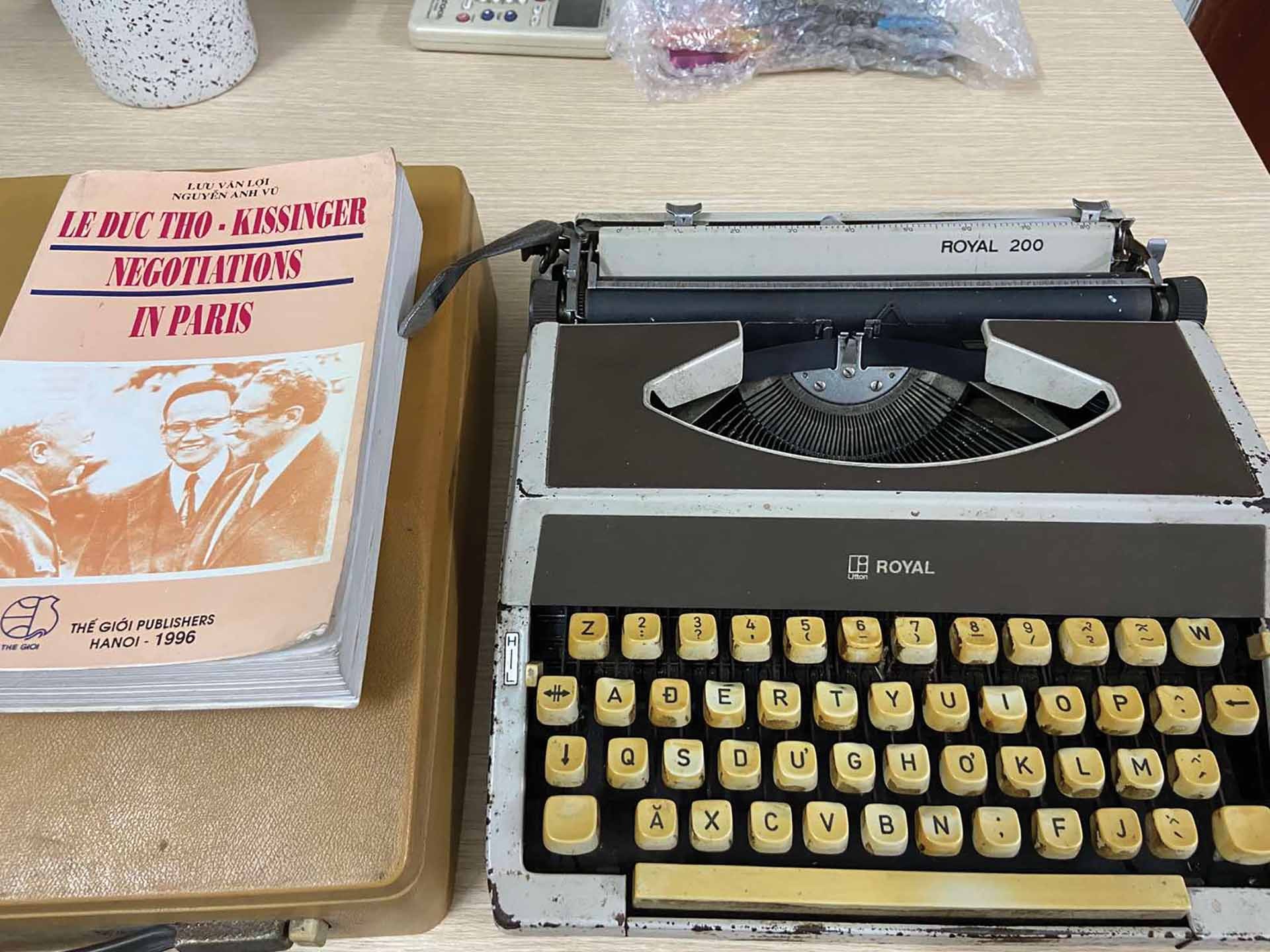 Chiếc máy đánh chữ - kỷ vật gắn bó với ông Phương nhiều thập kỷ trong công tác phiên dịch. Chiếc máy đánh chữ - kỷ vật gắn bó với ông Phương nhiều thập kỷ trong công tác phiên dịch.