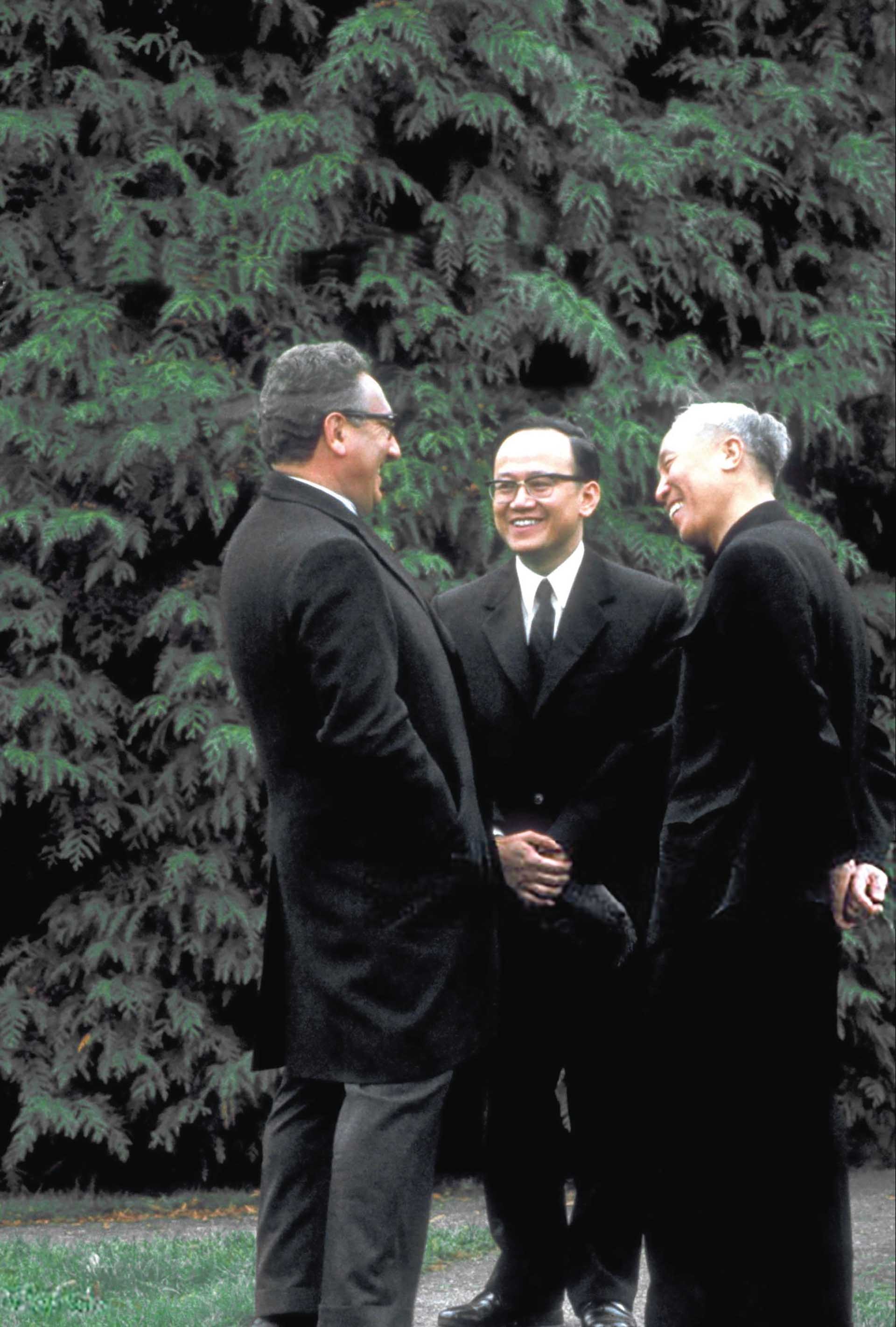 Ông Nguyễn Đình Phương (giữa) phiên dịch cho cuộc gặp giữa Cố vấn đặc biệt Lê Đức Thọ và Cố vấn an ninh Henry Kissinger. Ông Nguyễn Đình Phương (giữa) phiên dịch cho cuộc gặp giữa Cố vấn đặc biệt Lê Đức Thọ và Cố vấn an ninh Henry Kissinger.