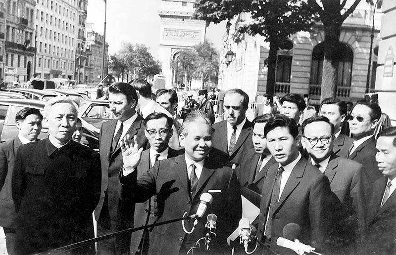 Bộ trưởng Xuân Thủy trả lời phỏng vấn báo chí. Bộ trưởng Xuân Thủy trả lời phỏng vấn báo chí.