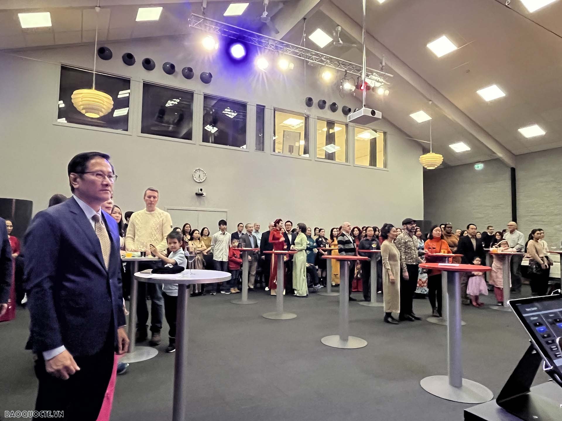 Đại sứ Lê Hồng Lam cùng đông đảo bà con kiều bào. Đại sứ Lê Hồng Lam cùng đông đảo bà con kiều bào.