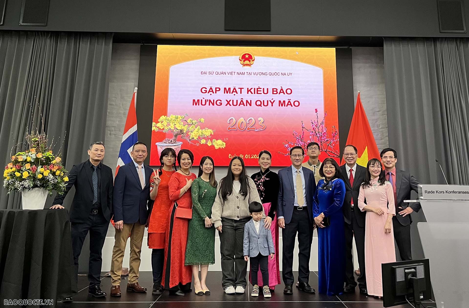 Cán bộ, nhân viên Đại sứ quán và gia đình. Cán bộ, nhân viên Đại sứ quán và gia đình.