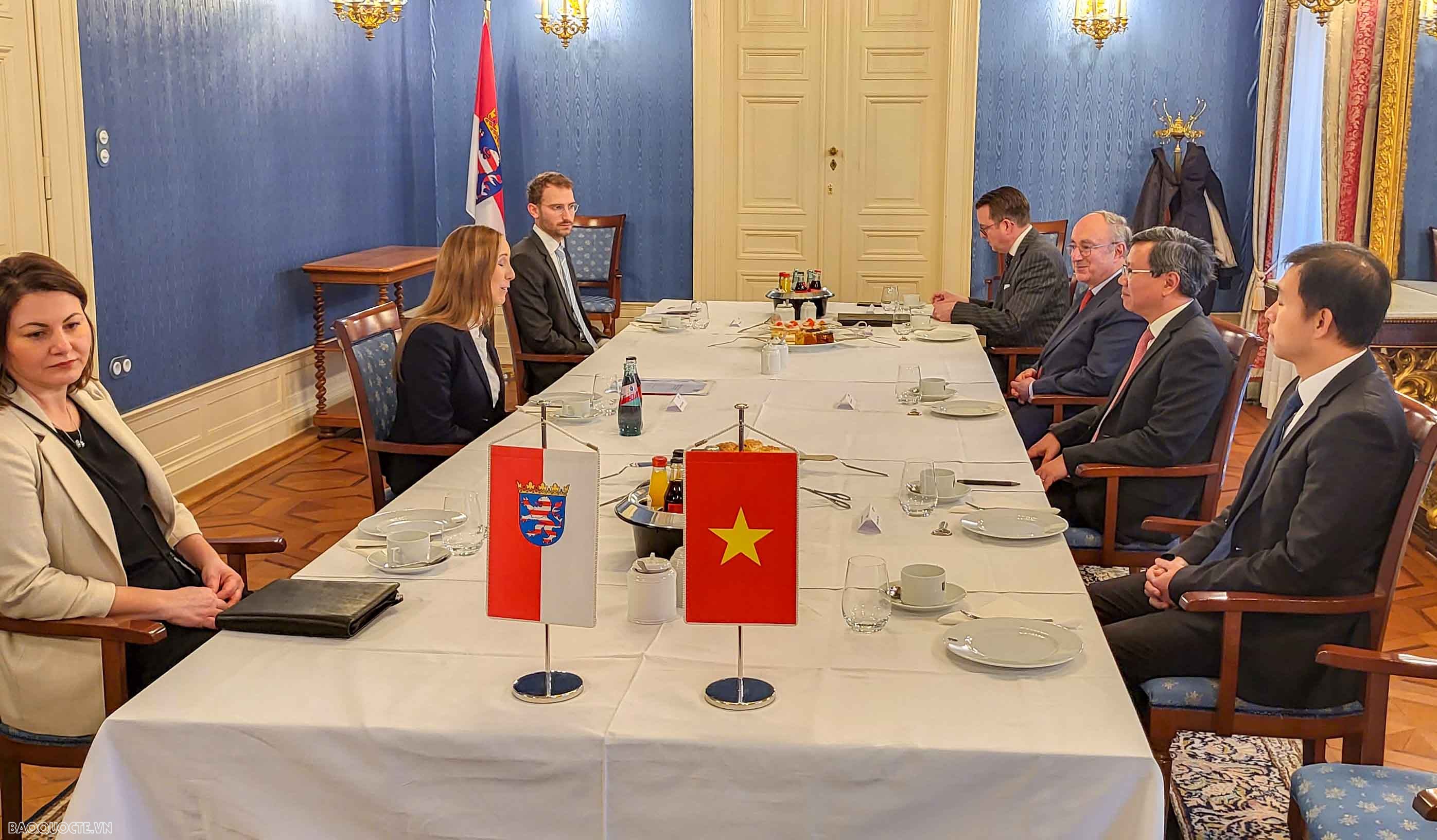 Tổng lãnh sự Lê Quang Long và bà Astrid Wallmann. Tổng lãnh sự Lê Quang Long và bà Astrid Wallmann.