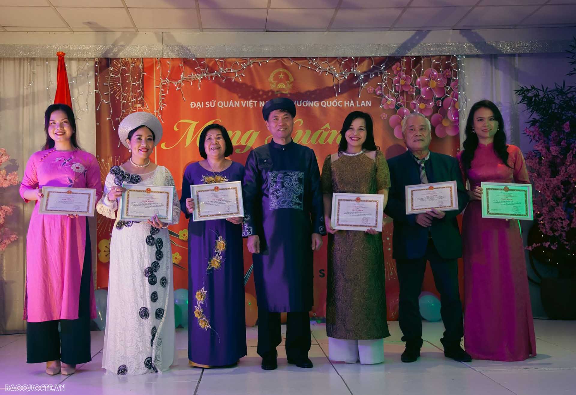 Ấm áp Xuân Quê hương tại Hà Lan Ấm áp Xuân Quê hương tại Hà Lan