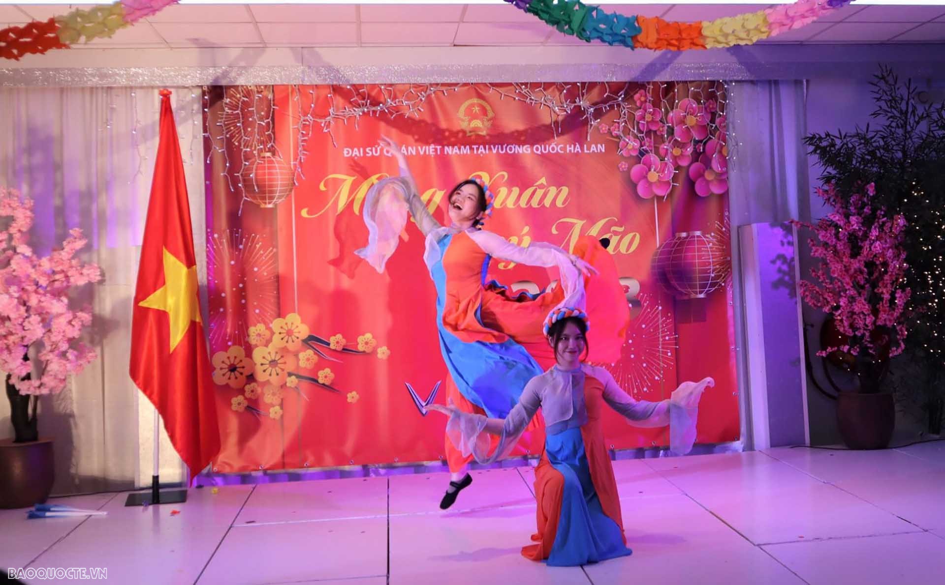 Ấm áp Xuân Quê hương tại Hà Lan Ấm áp Xuân Quê hương tại Hà Lan