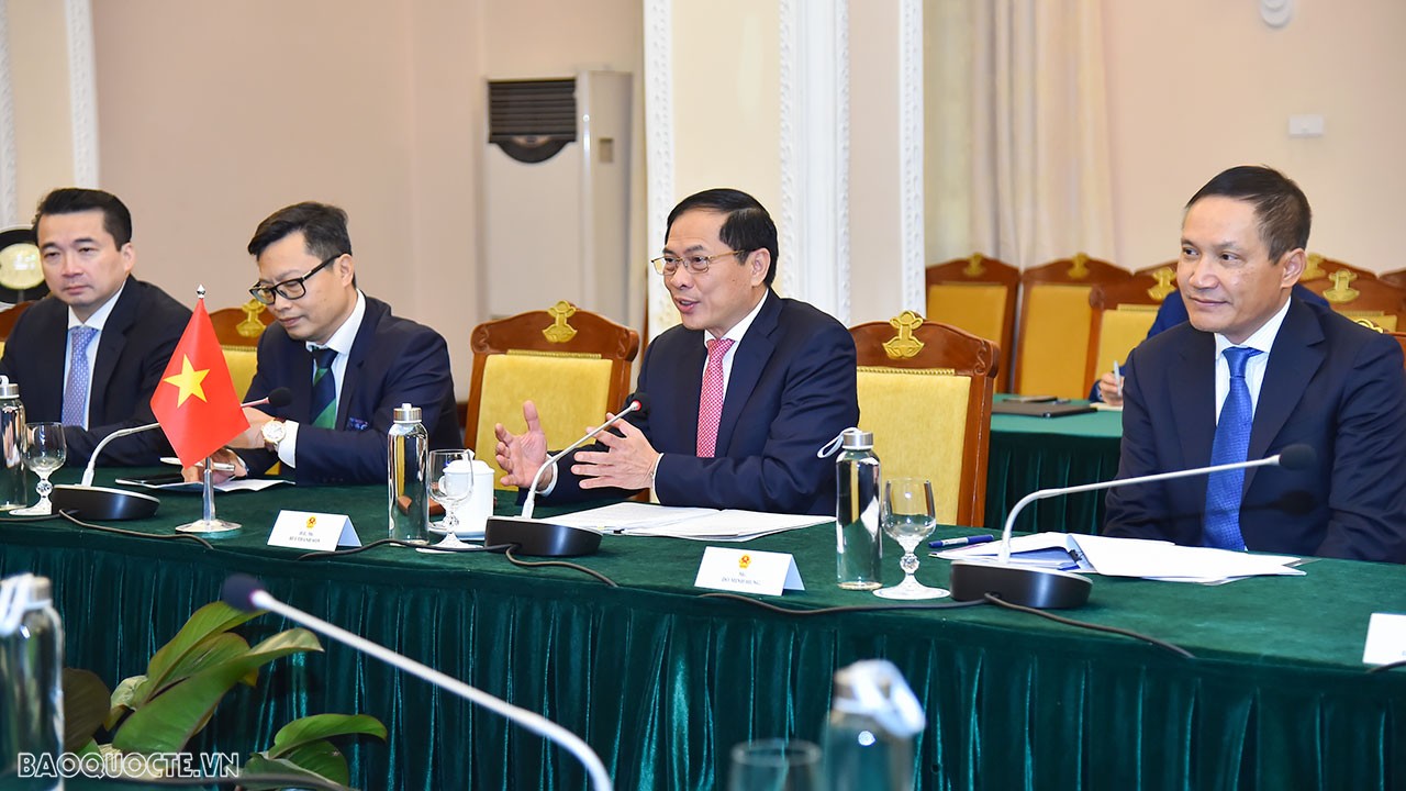 Bộ trưởng Joao Gomes Cravinho khẳng định, Bồ Đào Nha mong muốn thúc đẩy quan hệ hợp tác với Việt Nam trong tổng thể chính sách của Bồ Đào Nha đối với khu vực Châu Á - Thái Bình Dương.