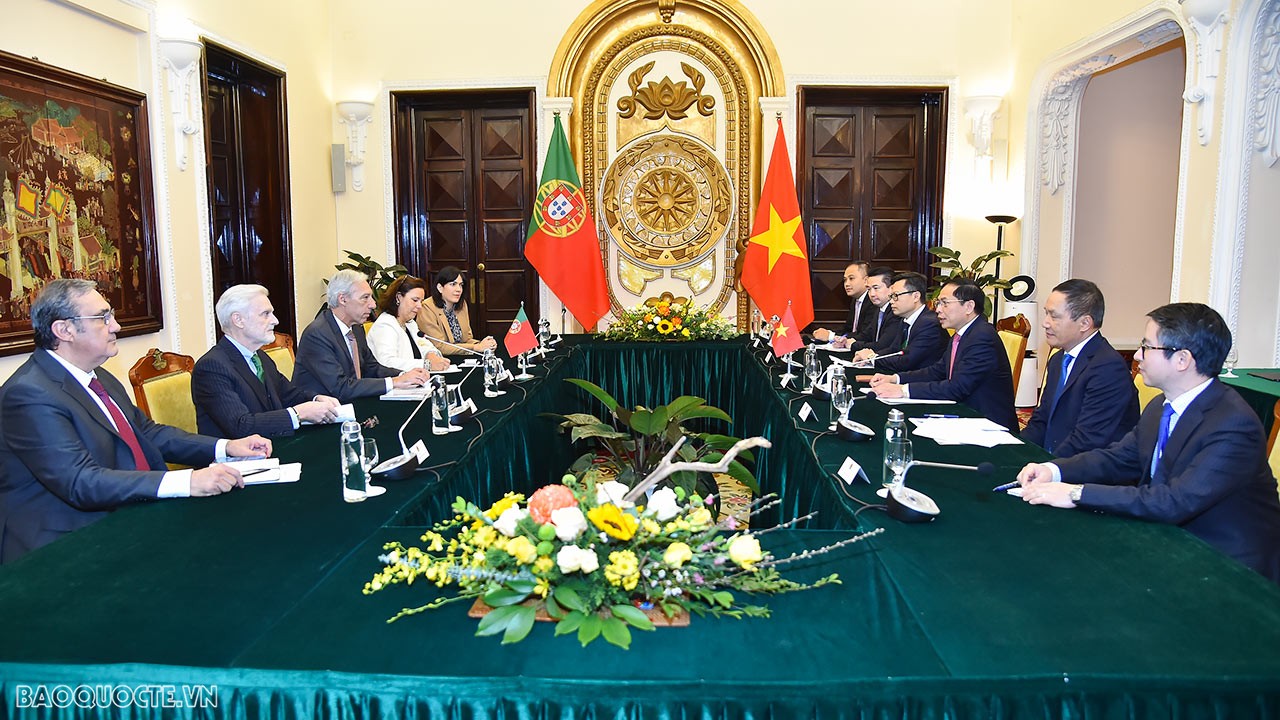 Hai bên nhất trí tăng cường trao đổi đoàn các cấp, đặc biệt là cấp cao và tiếp tục phối hợp chặt chẽ, ủng hộ lẫn nhau tại các diễn đàn đa phương và quốc tế, trong đó có Liên hợp quốc và các khuôn khổ hợp tác ASEAN - EU, ASEM..., đẩy mạnh hợp tác nhằm ứng phó với thách thức toàn cầu trong đó có an ninh lương thực.