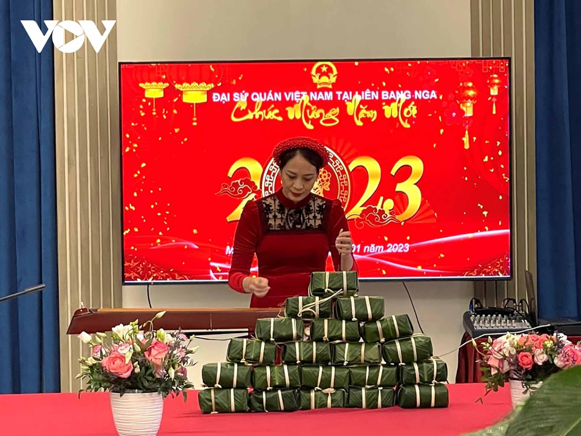 Chị Lê Thị Hằng Nga, giảng viên Khoa Nghệ thuật dân tộc và Miền núi, trường Đại học Văn hóa Nghệ thuật Quân đội biểu diễn nhạc cụ dân tộc. (Nguồn: vov.vn)