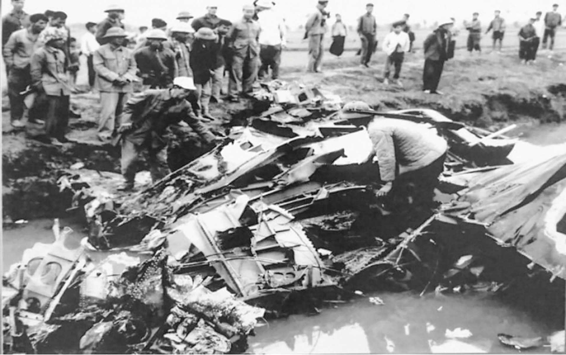 Chiếc B52 đầu tiên của Mỹ bị bắn rơi ở Phủ Lỗ, Đông Anh, Hà Nội, tối 18/12/1972. Chiếc B52 đầu tiên của Mỹ bị bắn rơi ở Phủ Lỗ, Đông Anh, Hà Nội, tối 18/12/1972.