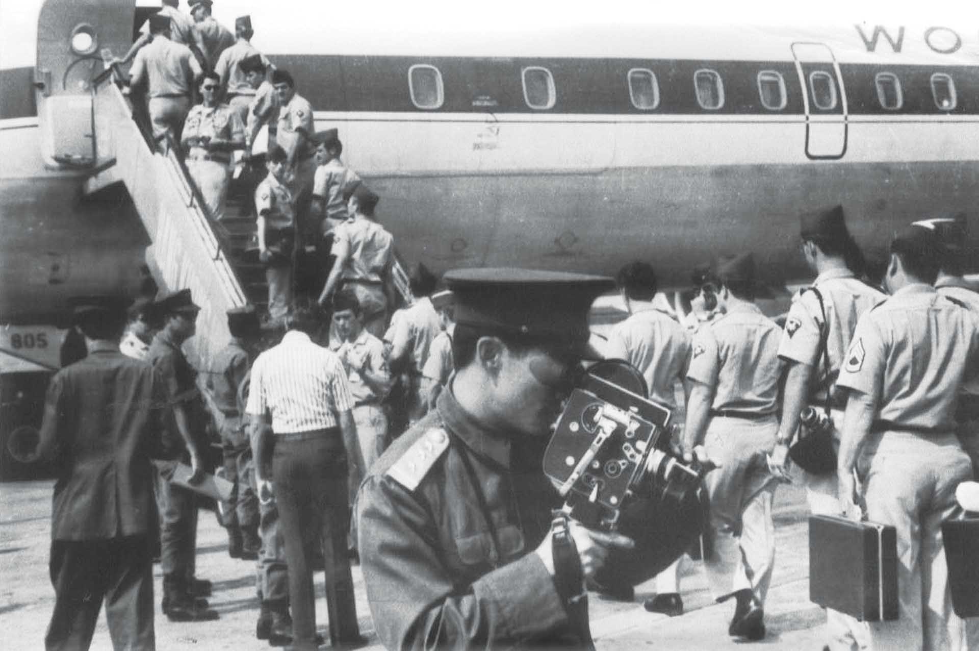 Theo điều khoản của Hiệp định Paris, Mỹ phải rút hết quân Mỹ và các nước khác khỏi miền Nam Việt Nam. Theo điều khoản của Hiệp định Paris, Mỹ phải rút hết quân Mỹ và các nước khác khỏi miền Nam Việt Nam.