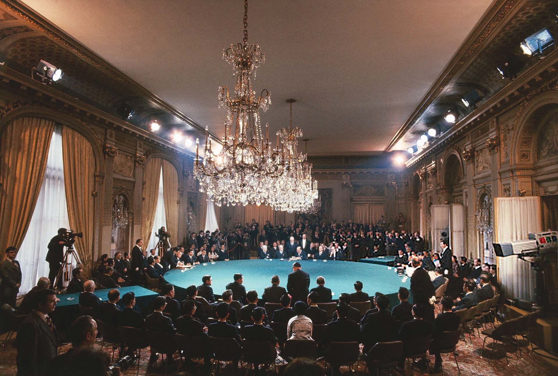 Quang cảnh phòng họp lớn của Trung tâm Hội nghị Quốc tế ở Paris. Quang cảnh phòng họp lớn của Trung tâm Hội nghị Quốc tế ở Paris.