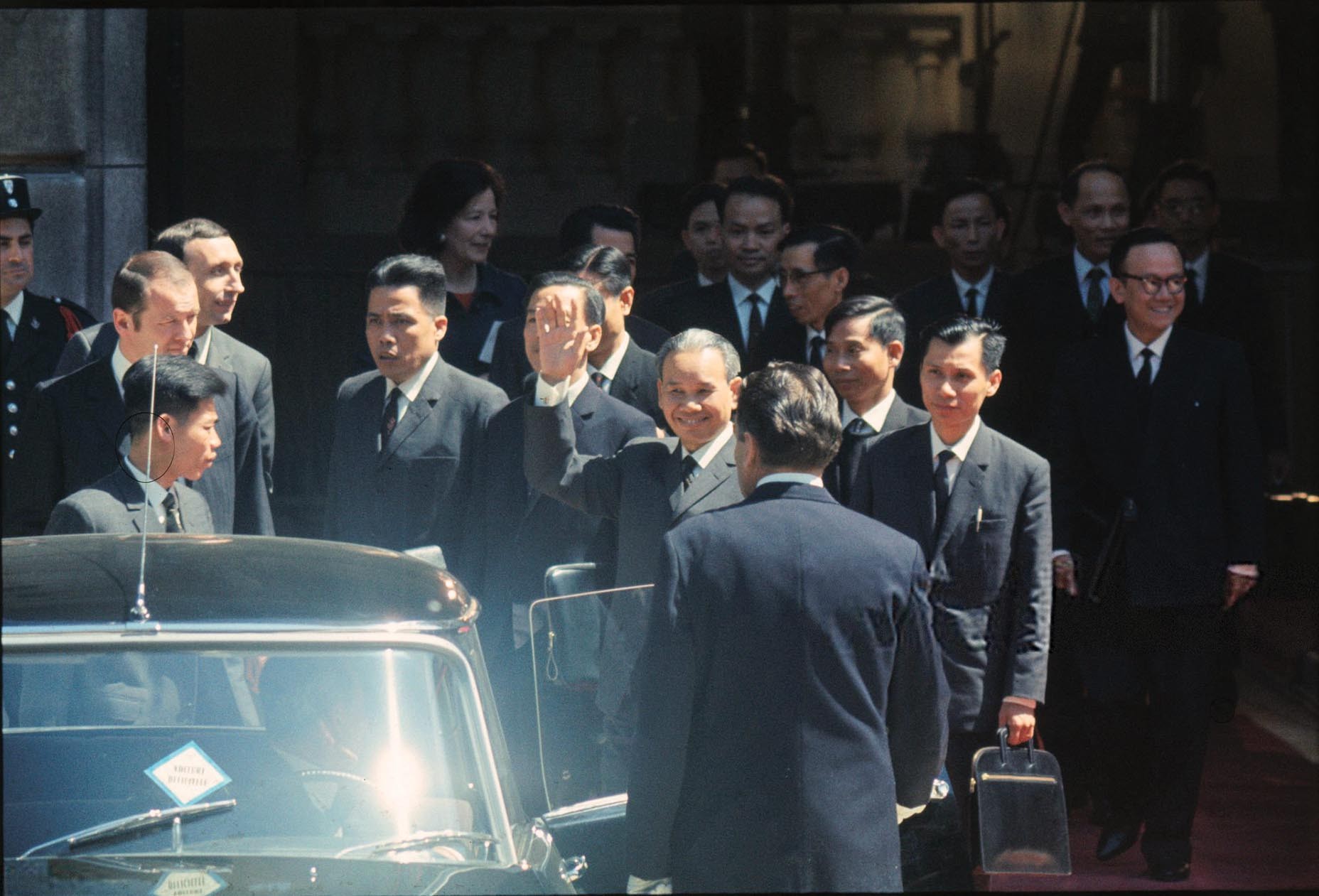 Trưởng đoàn đàm phán VNDCCH, Bộ trưởng Xuân Thủy, vẫy tay sau khi rời phòng đàm phán với đoàn Mỹ. Trưởng đoàn đàm phán VNDCCH, Bộ trưởng Xuân Thủy, vẫy tay sau khi rời phòng đàm phán với đoàn Mỹ.