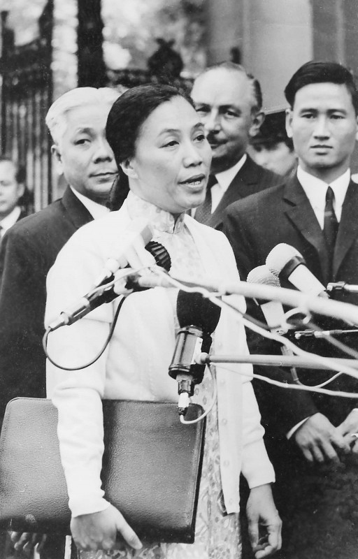 Bà Nguyễn Thị Bình trả lời phỏng vấn báo chí nước ngoài.