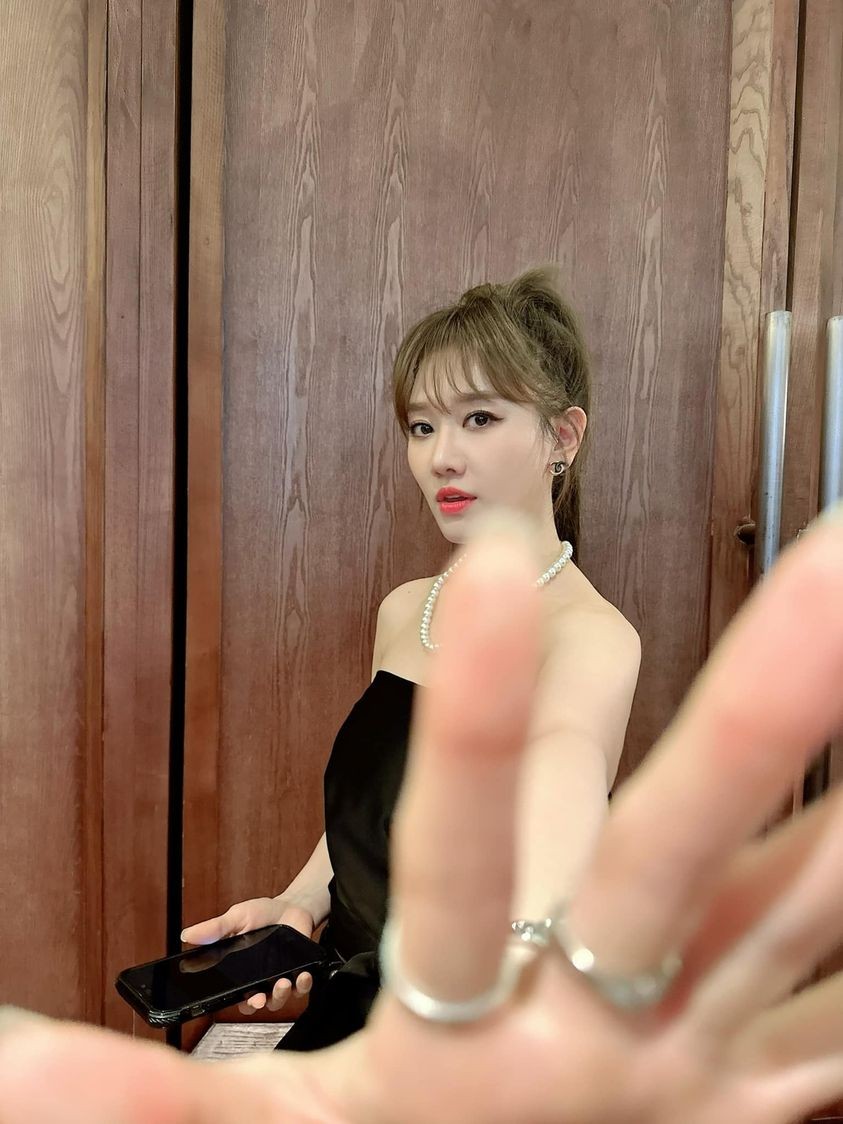 Sao Việt: Tăng Thanh Hà đăng ảnh tình tứ bên ông xã, Hari Won thả thính