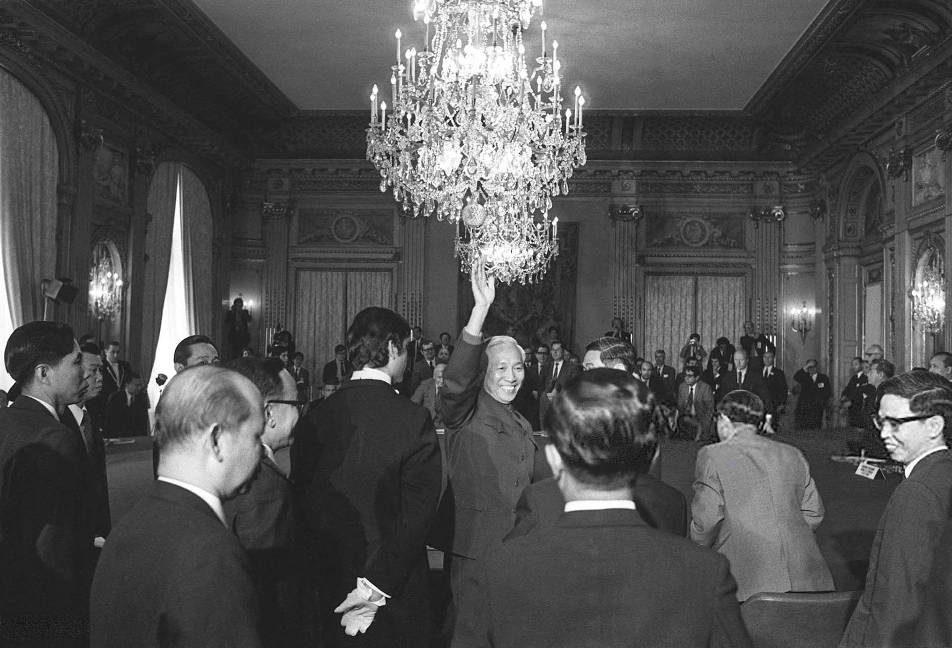 Ngày 13/01/1973, Cố vấn đặc biệt Lê Đức Thọ vẫy tay chào phóng viên trước cuộc gặp Cố vấn an ninh quốc gia Henry Kissinger.