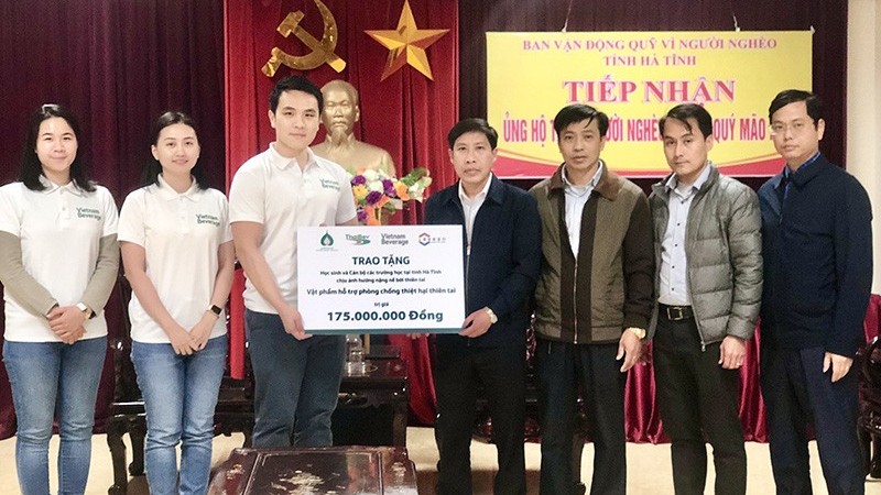vietnam beverage va c asean trao vat pham ho tro phong chong thiet hai thien tai cho cac truong hoc tai mien trung