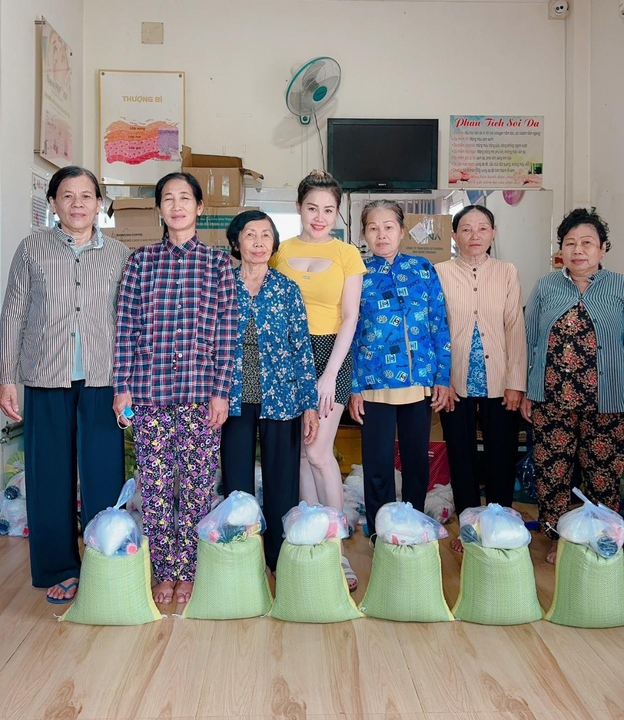 Hoa hậu doanh nhân Ngọc Châu ‘mang Tết’ đến nhiều hoàn cảnh khó khăn