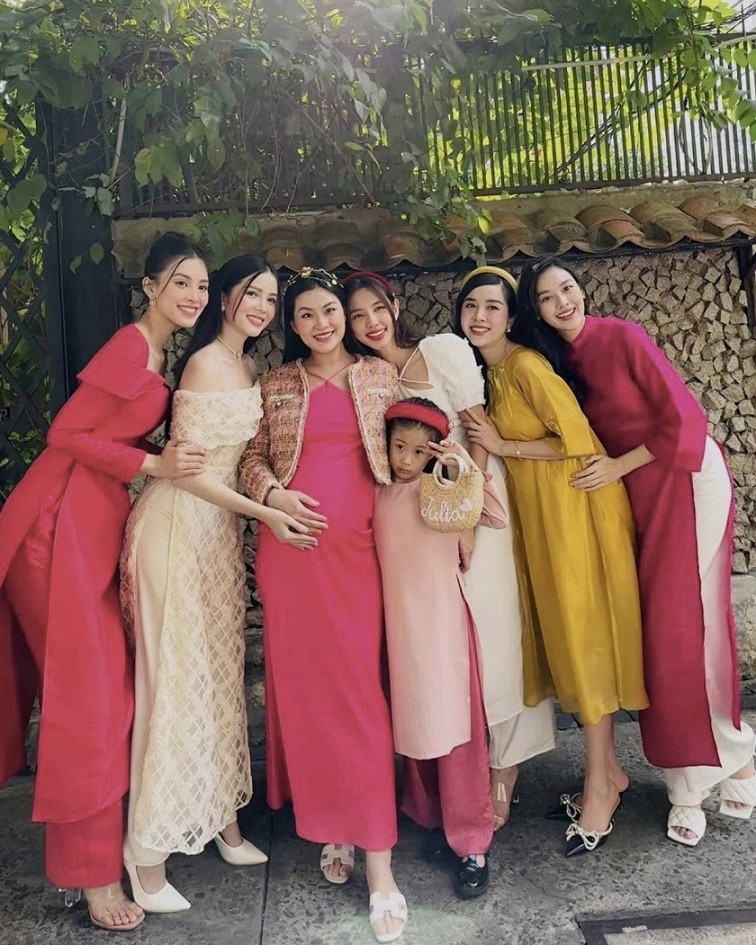 Tụ hội nhân dịp đón xuân sang, hội bạn thân toàn mỹ nhân của Thùy Tiên rủ nhau diện dresscode đồng điệu. Các người đẹp khoe sắc với áo dài cách tân, gồm các tông màu tươi tắn như hoa đào, hoa mai.